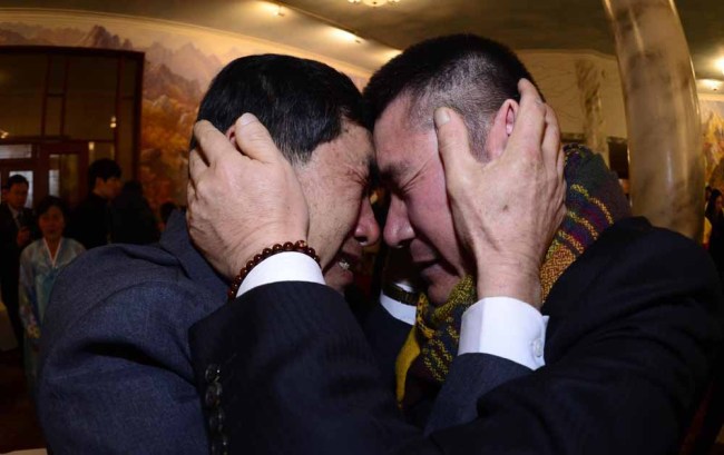 20일 오후 3년 4개월만의 제19차 이산가족 상봉행사가 금강산호텔에서 열린는 가운데 32번  박양곤(53)씨가 납북되었던 형 박양수 씨를 만나 오열하고 있다. 금강산=박해묵 기자 mook@heraldcorp.com
Park Yang-soo of North Korea (left) and his younger brother Park Yang-gon from the South press their faces together during the family reunions at the Mount Geumgangsan resort on Thursday.   Park Hae-mook and Joint Press Corps