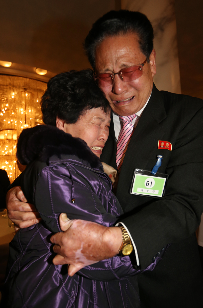 <YONHAP PHOTO-1819> <이산가족> '눈물의 상봉' (금강산=연합뉴스) 이지은 기자 = 남측 상봉단의 이선향(88, 왼쪽) 할머니가 20일 오후 북한 금강산호텔에서 열린 남북 이산가족 단체상봉 행사에서 북측의 남동생 이윤근(72)를 만나 부둥켜 안고 울고 눈물을 흘리고 있다. 이날 상봉에서는 남측 이산가족 12명이 부부·자식, 47명이 형제·자매, 23명이 3촌 이상 친지를 각각 만났다. 2014.2.20 jieunlee@yna.co.kr/2014-02-20 16:39:56/ <저작권자 ⓒ 1980-2014 ㈜연합뉴스. 무단 전재 재배포 금지.>
Lee Sun-hyang (left), 88, from South Korea, bursts into tears with her long-lost younger bother, Lee Yoon-geun.   Yonhap
