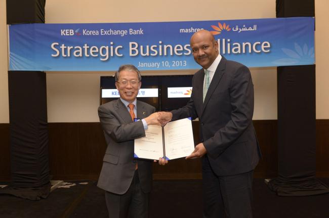 윤용로(왼쪽) 외환은행장이 지난해 1월 아랍에미리트(UAE) 마쉬렉은행(Mashreq Bank)과 전략적 업무제휴를 체결하고 있다.
[사진제공=외환은행]