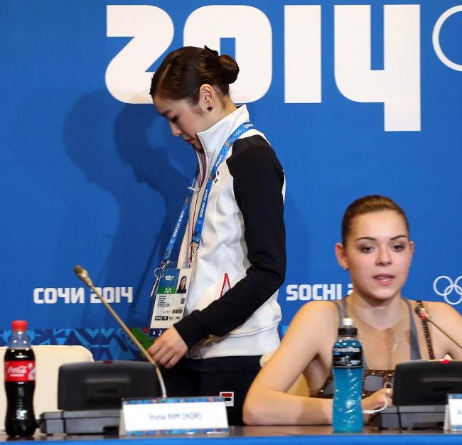 은메달리스트 김연아와 골드메달리스트 아델리나 소트니코바(17 러시아)가 경기 후 이어진 피겨스케이팅 메달리스트 기자회견 석상에 모습을 드러냈다. (사진: 연합)