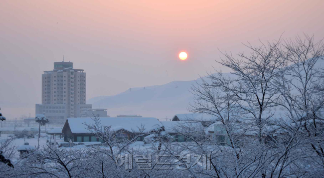 2014 설 계기 남북 이산가족 상봉 행사 이틀째인 21일 남측 가족 숙소인 북한 금강산 외금강호텔에  바라본 온정리 일대와 금강산 이산가족면회소 너머로 해가 떠오르고 있다. 남북 관계에도 희망찬 앞날을 바라본다. /박해묵 기자 mook@ 2015.02.21