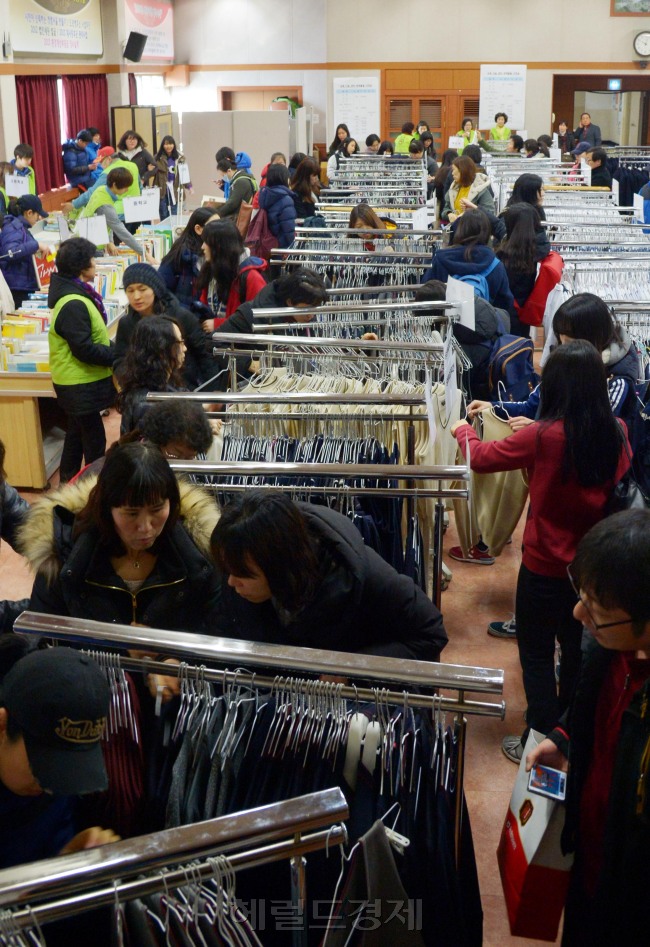 서울 동작구는 중고등학생들 입학시즌을 앞두고 21일 구청 강당에서 교복 7000여점과 학용품 3000여점을 교복가격 1000~2000원 참고서 500원에 판매하는 중고생 교복내리사랑 나눔장터를 개최해 주민들의 큰 호응을 얻고 있다.<br />김명섭 기자 msiron@heraldc
서울 동작구는 중고등학생들 입학시즌을 앞두고 21일 구청 강당에서 교복 7000여점과 학용품 3000여점을 교복가격 1000~2000원 참고서 500원에 판매하는 중고생 교복내리사랑 나눔장터를 개최해 주민들의 큰 호응을 얻고 있다.
김명섭 기자 msiron@heraldc
서울 동작구는 중고등학생들 입학시즌을 앞두고 21일 구청 강당에서 교복 7000여점과 학용품 3000여점을 교복가격 1000~2000원 참고서 500원에 판매하는 중고생 교복내리사랑 나눔장터를 개최해 주민들의 큰 호응을 얻고 있다.
김명섭 기자 msiron@heraldc
교복내리사랑 나눔장터
