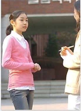 김연아(스케이트선수)
‘김연아’라는 이름을 처음 접한 건 2005년 초였습니다. 당시 피겨스케이팅을 담당하던 기자는 어느 날 대한빙상연맹 관계자의 들뜬 목소리의 전화를 받았습니다. “김연아라는 아이가 세계주니어피겨선수권에서 은메달을 땄다”는 소식이었습니다.