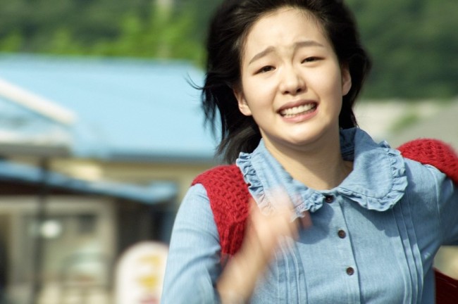 김고은(영화배우)
Actress Kim Go-eun, who made an impressive breakthrough in filmmaker Jung Ji-woo’s critically acclaimed 2012 sensual drama “Eungyo (A Muse),” is making a comeback as a vengeful mad woman in her upcoming movie.
Kim Go-eun in her upcoming film “Monster”    Lotte Entertainment