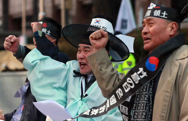 Korean activists hold a rally in front of the Japanese Embassy in Seoul on Friday, a day before Japan marks Takeshima Day to stress its claim to the Korean islets of Dokdo.   Yonhap