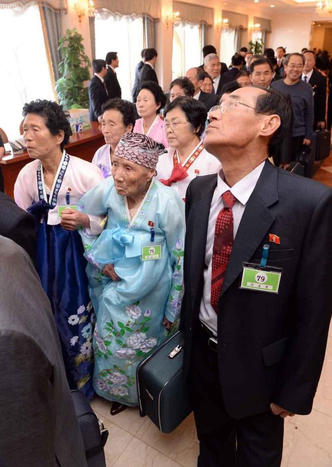 The seperated families of the two Koreas arrive at the hotel on the second day of the reunion event at the Mount Geumgangsan resort, North Korea, Thursday. (Park Hae-mook/The Korea Herald)