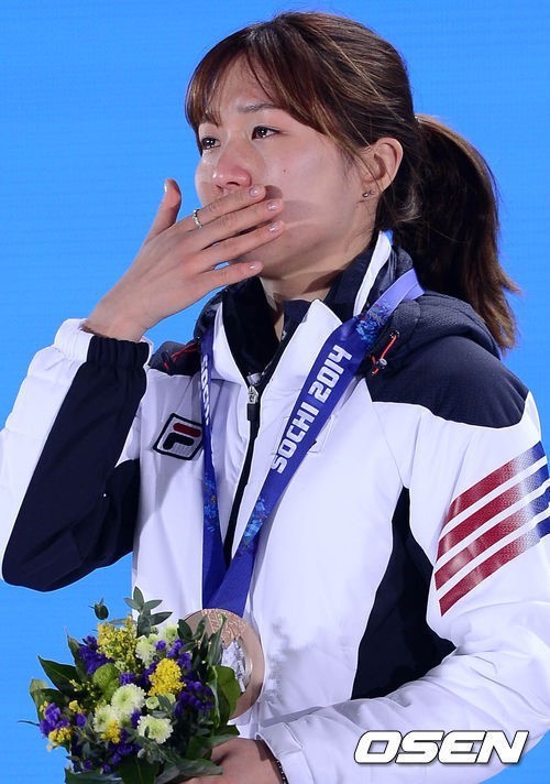 박승희(스케이트선수)
박승희(22·화성시청)는 22일(한국시간) 러시아 소치 아이스버그 스케이팅 팰리스에서 열리는 여자 1000m 8강전에 진출, 1조 2위로 준결승전에 진출했다.