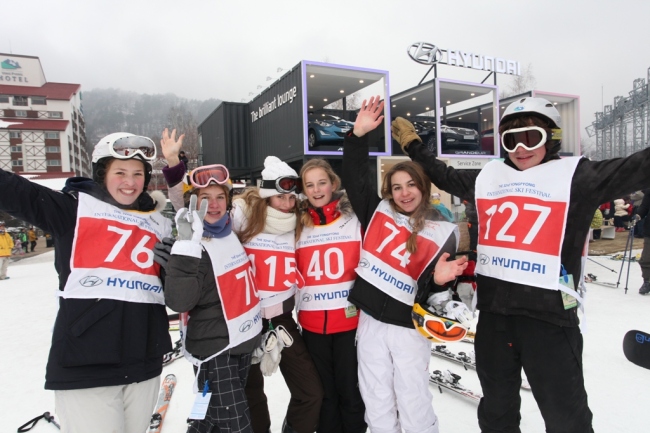 Participants of the 32nd Yongpyong International Ski Festival pose at the Yongpyong Resort in Gangwon Province on Sunday. Hyundai has sponsored the skiing competition for foreign nationals here for four straight years.   Hyundai Motor