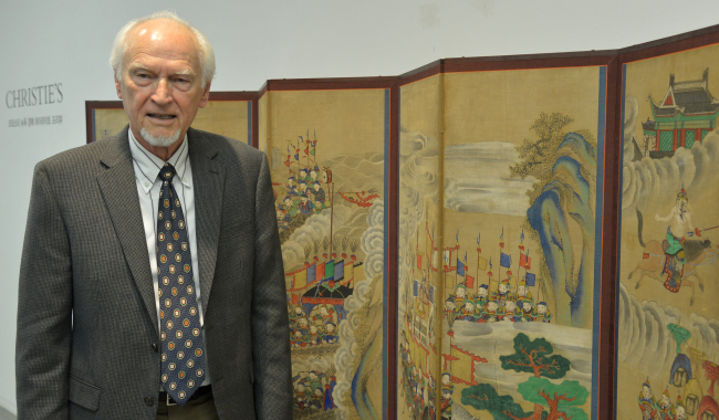 Art collector Robert Moore poses in front of a 10-panel screen of the 19th century at a preview of his collection that will be put up for auction on March 18 at Christie’s in New York, Tuesday.   Yoon Byung-chan/The Korea Herald