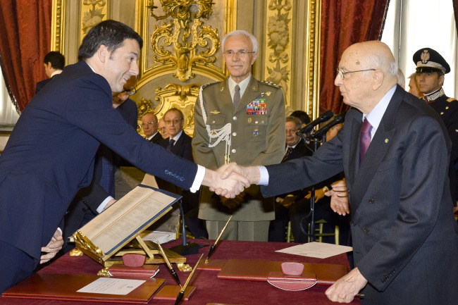 Italy’s new Prime Minister Matteo Renzi (left) shakes hands with Italian President Giorgio Napolitano after swearing in at the Quirinale Presidential Palace in Rome on Saturday.   AP-Yonhap