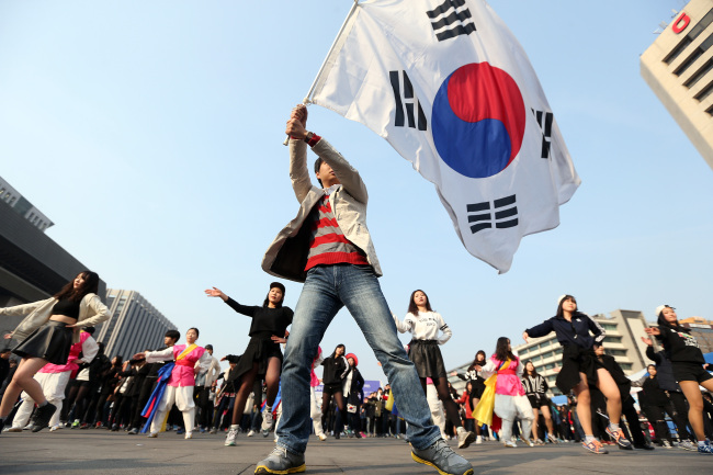 South Koreans stage a performance as part of their rally to call on Japan to scrap its annual celebration of Takeshima Day and bring more public attention to preserving Korea’s sovereignty over its easternmost islets of Dokdo, at Gwanghwamun Plaza in Seoul on Saturday.   Yonhap