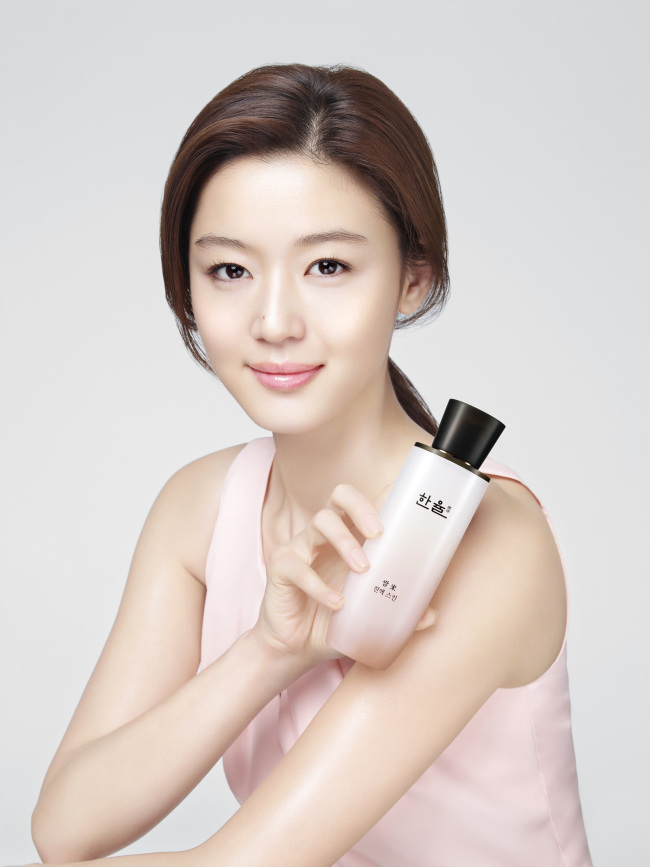전지현(왕지현/영화배우)
한국의 자연과 민간 처방을 담은 전통 자연 화장품 브랜드로 새롭게 단장한 한율 (www.hanyul.co.kr)이 첫번째 대표상품으로 한율 진액 스킨을 출시한다.﻿
