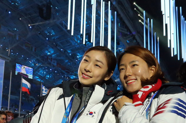 김연아(좌부터/스케이트선수),이상화(스케이트선수/서울시청)
SOCHI, Russia (Yonhap) ― The speed skaters gritted their teeth to the finish line. The short trackers fell and got up, only to fall down again. The figure skating icon may or may not have gotten the short end of the judging stick.
Figure skater Kim Yu-na (left) and speed skater Lee Sang-hwa take part in the closing ceremony on Sunday.   Yonhap