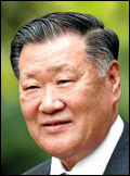 정몽구(기업인/현대기아자동차그룹대표이사회장)
정몽구 현대차그룹 회장이 9년 만에 현대제철 등기이사을 내려놓는다. 2009년 기아차 이후 두번째주력계열사 등기임원 하차다. 정 회장 퇴임 이후 기아차 이사회는 정 부회장이 사실상 직접 책임졌다. 현대제철 이사회에서도 정 부회장의 입지가 더욱 강화될 전망이다. 특히 정 부회장은 올해부터 아버지보다 많은 계열사의 등기임원 명함을 갖게 된다.
