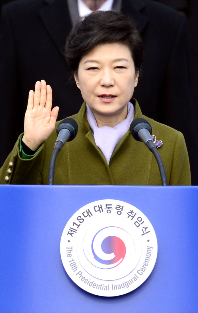 박근혜(대통령/대한민국대통령)
‘박근혜정부’ 출범 1주년을 앞두고 여야 대표가 상반된 평가로 맞섰다.
