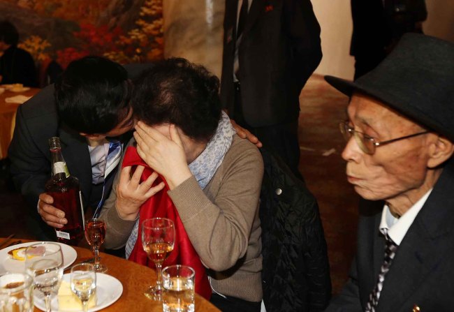 Kwon Young-ja, who flew in from the U.S., bursts into tears as she reunites with her nephew from the North during the second round of reunions at the Mount Geumgangsan resort on Monday.   Joint Press Corps