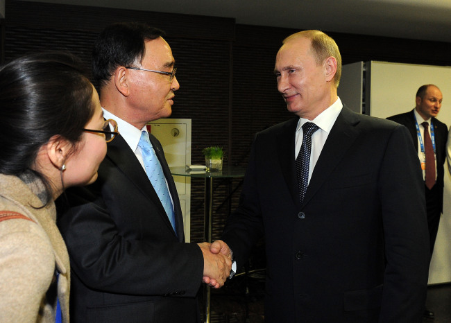 Korean Prime Minister Chung Hong-won shakes hands with Russian President Vladimir Putin on Sunday.   Yonhap