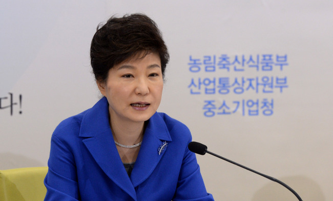 박근혜(대통령/대한민국대통령)
President Park Geun-hye enters the second year of her five-year term with mixed evaluations on her state management ― largely positive for external relations and reform efforts, but negative for domestic politics.
President Park Geun-hye speaks at a joint policy briefing session with the Ministry of Agriculture, Food and Rural Affairs, the Ministry of Trade, Industry and Energy, and the Small and Medium Business Administration at Siheung Business Center in Gyeonggi Province on Monday. (Park Hyun-koo/The Korea Herald)