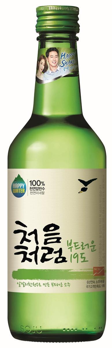 세계 최초로 알칼리 환원수를 사용한 롯데주류의 대표 소주 ‘처음처럼’. ‘처음처럼’은 자타가 공인하는 2014년 히트 예감 상품이다. ‘처음처럼’은 웰빙ㆍ감성ㆍ개성 등의 소비자 트렌드를 반영한 대한민국 대표 소주다. 특히 소주 원료의 80%가량을 차지하는 물을 ‘알칼리 환원수’로 바꾸고 ‘물 입자가 작아 목 넘김이 부드러운 소주’ ‘세계 최초 알칼리 환원수 소주’임을 강조하며 단기간에 ‘명품 소주’로 자리 잡았다.