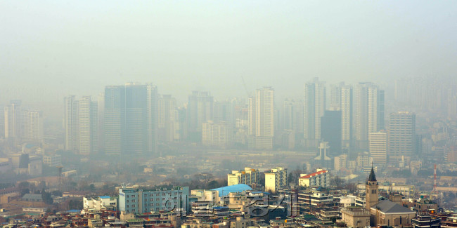 24일 오전 서울지역에 이틀쩨 초미세먼지 예비주의보가 발령된 가운데 서울 남산에서 바라본 서울시내가 뿌옇다.<br />김명섭 기자 msiron@heraldcorp.com
24일 오전 서울지역에 이틀쩨 초미세먼지 예비주의보가 발령된 가운데 서울 남산에서 바라본 서울시내가 뿌옇다.
김명섭 기자 msiron@heraldcorp.com