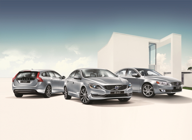 볼보자동차코리아가 1.6ℓ 디젤 엔진을 탑재해 1등급의 우수한 연비를 갖춘 S60 D2, V60 D2, S80 D2를 출시하고 오는 3월부터 본격판매에 돌입한다고 25일 밝혔다.