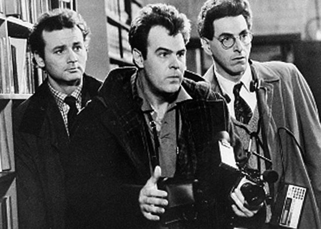 Bill Murray (left), Dan Aykroyd (center) and Harold Ramis appear in a scene from the 1984 movie “Ghostbusters.”   AP-Yonhap