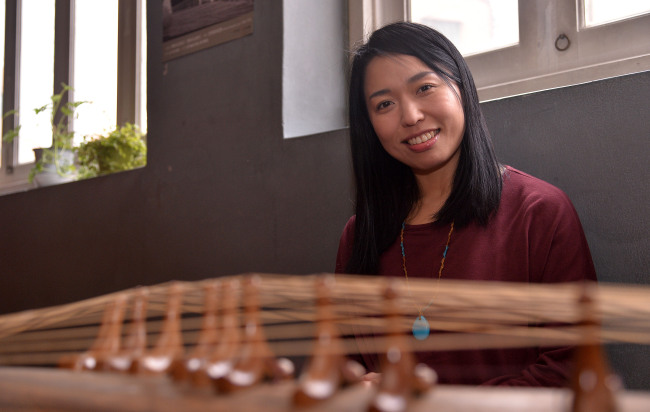 Folk musician Jung Mina poses with her gayageum, a traditional Korean string instrument, during an interview with The Korea Herald at the C Cloud music cafe in Seoul on Monday.   Lee Sang-sub/The Korea Herald