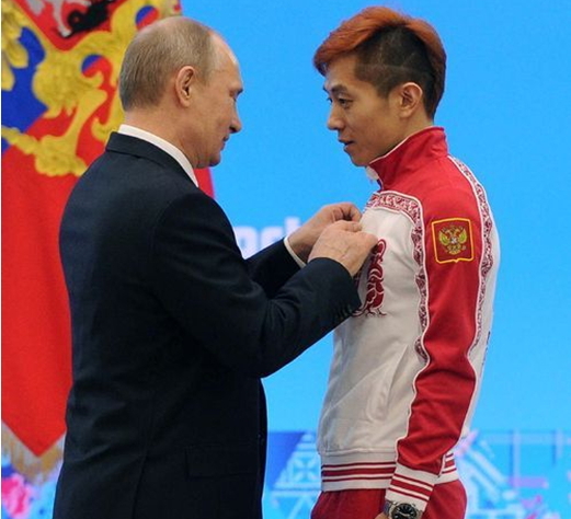 블라디미르푸틴(좌부터/VladimirPutin/정치인/러시아대통령),안현수(빅토르안/스케이트선수)
안현수(러시아명 빅토르 안)가 푸틴 러시아 대통령으로부터 ‘제4급 조국공헌 훈장’을 받은 것으로 알려졌다.
