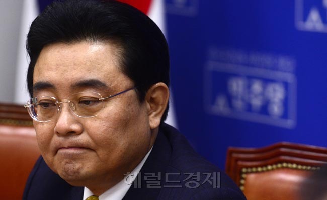 전병헌(국회의원/정당인/민주당원내대표)
전병헌 민주당 원내대표가 25일 오전 서울 여의도 국회에서 열린 민주당 원내대책회의에서 모두발언을 마친 뒤 굳은 표정을 짓고 있다