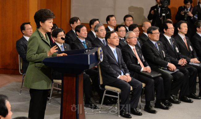 박근혜 대통령이 취임 1주년인 25일 청와대 춘추관 기자회견장에서 ‘경제혁신 3개년 계획’ 대국민 담화를 발표하는 가운데 정홍원 총리, 현오석 경제부총리 등 20여명의 장관들이 배석해 경청하고 있다.  박현구 기자/phko@