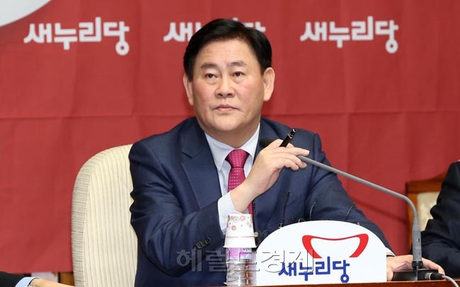 최경환(국회의원/전장관/새누리당원내대표/한국여자농구연맹총재)