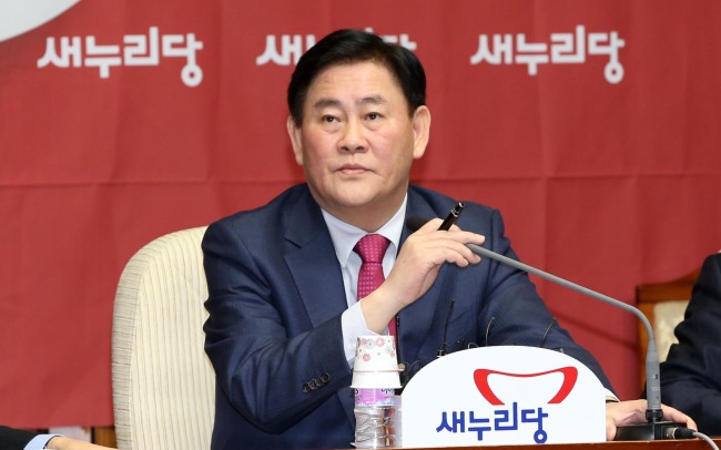최경환 새누리당 원내대표가 25일 오전 서울 여의도 국회에서 열린 새누리당 원내대책회의에서 모두발언을  준비하고 있다. 박해묵 기자/mook@heraldcorp.com