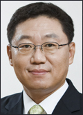 나재철(금융인/대신증권대표이사)
나재철(54·사진) 대신증권 사장이 임기 2년의 대표이사 연임에 성공했다. 이어룡 대신증권 회장의 장남인 양홍석(33) 사장도 이번에 사내이사로 재선임된다. 대신증권은 지난 24일 이사회에서 이사선임 안건을 이같이 결의하고 오는 3월 14일 정기주주총회에서 처리할 예정이라고 25일 밝혔다.