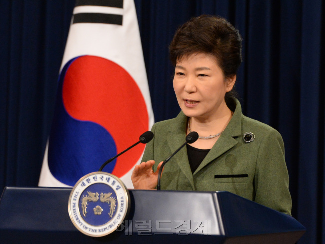 박근혜(대통령/대한민국대통령)
정부가 LTV(주택담보인정비율)ㆍDTI(총부채상환비율) 규제 완화를 검토하고 나섰다. 내수 활성화의 핵심인 부동산 경기를 부양하기 위해 시장에서 마지막 남은 규제로 꼽히는 LTV·DTI를 현실화하는 방안을 모색하는 것이다.