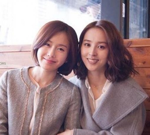 김지수(좌부터/양성윤/영화배우/탤런트),한혜진(탤런트/영화배우)
SBS 월화드라마 ‘따뜻한 말 한마디’에 출연 중인 배우 김지수와 한혜진의 인증샷이 공개됐다.