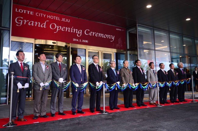 Lotte Hotel CEO Song Yong-deok (sixth from left) and related guests attend a ribbon-cutting ceremony for the grand opening of Lotte City Hotel on Jejudo Island on Tuesday. The 22-story hotel is five minutes from Jeju International Airport and is expected to cater to both tourists and business travelers.   Park Hyun-koo/The Korea Herald