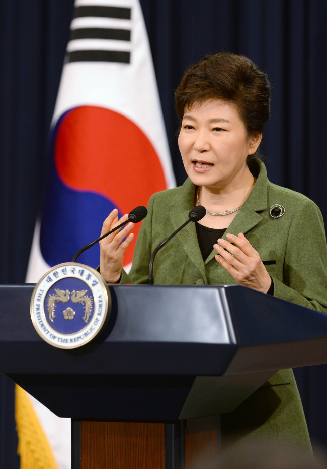 President Park Geun-hye reads a statement on her three-year economic innovation plan at Cheong Wa Dae in Seoul on Tuesday.
Park Hyun-koo/The Korea Herald