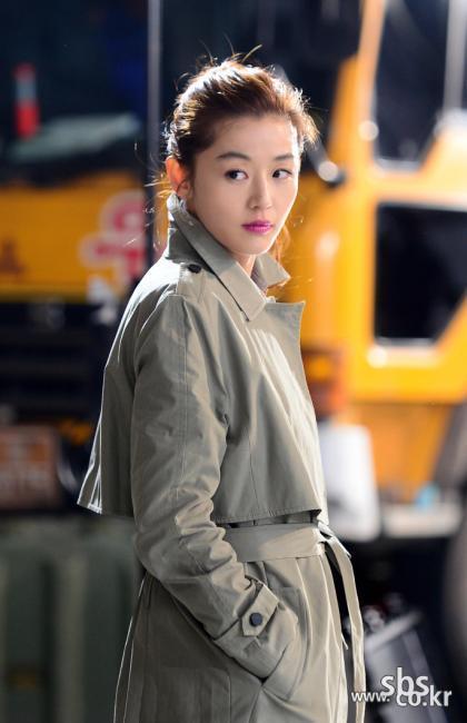 전지현(왕지현/영화배우)
이번주 종영을 앞둔 SBS ‘별에서 온 그대’(이하 별그대)에서 톱스타 천송이 역을 맡아 ‘완판녀’로 거듭난 전지현은 최근 침체된 소비 시장의 구세주로 통한다. 드라마의 인기를 업고 패션, 뷰티 등 천송이 아이템은 한국을 넘어 해외에서도 뜨거운 반응을 얻고 있다. 이에 일각에서는 전지현이 ‘별그대’로 불러운 경제효과가 수천억원에 달할 것이라는 말까지 나오고 있다.
