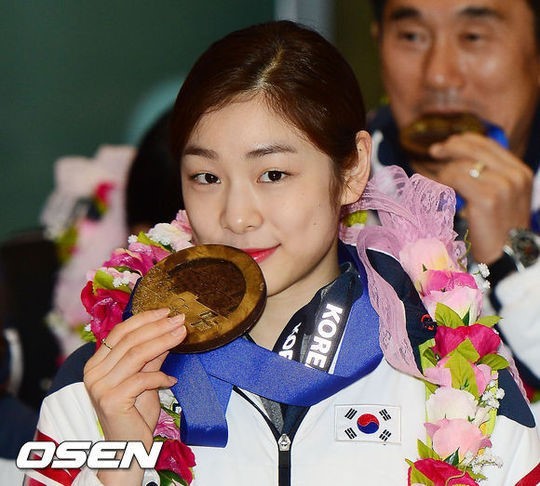 김연아(스케이트선수)
김연아가 피겨 불모지 한국에서 전세계 최초의 대기록을 남기고 은반을 떠났다. 바로 그랜드슬램과 올포디움이다.