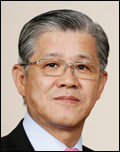 최신원(기업인/SKC대표이사회장/경기사회복지공동모금회회장/수원상공회의소회장)
최신원 SKC회장이 25~26일 양일간 하와이 호놀룰루에서 개최된 국제전략문제연구소 태평양포럼(CSIS) 이사회 및 국제 포럼에 참석해 동북아 안보 및 경제 상황에 대해 의견을 나눴다.