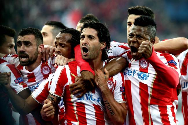 Olympiakos midfielder Alejandro Dominguez (center) celebrates his goal with teammates on Tuesday.   AFP-Yonhap