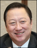 박용만(기업인/두산그룹회장)
박용만<사진>대한상공회의소 회장(두산그룹 회장)은 정부가 발표한 경제혁신3개년계획과 관련해 “시의적절한 계획”이라고 평가하며 “기업들이 실행의 주체가 돼 성과를 이어가야 한다”고 말했다.