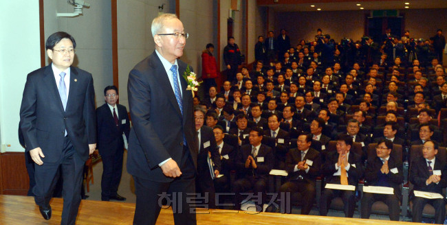 26일 오전 서울 종로구 수송동 국세청 대강당에서  전국관서장회의가 열려 현오석 부총리와 김덕중 청장이 입장하고 있다.<br />김명섭 기자 msiron@heraldcorp.com
국세청은 26일 서울 본청 대강당에서 전국 세무관서장 회의를 열고 2014년 국세행정 운영 방안을 발표했다. 이날 회의에 참석한 현오석(앞) 경제부총리는 “안정적 세입 기반 확충, 경제활력 제고와 서민생활 안정, 국세행정 투명성 제고를 위해 노력해 줄 것”을 당부했다.