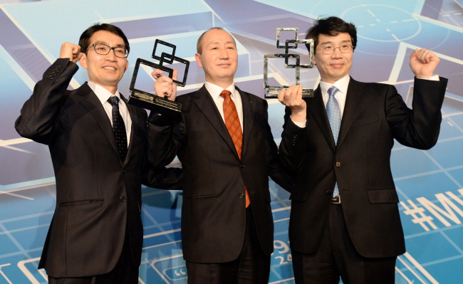 KT Corp. executives including Oh Sung-mok (center), head of the network department, pose with their awards for their contribution to LTE and for best mobile technology at the GSMA Mobile World Congress 2014 mobile award ceremony in Barcelona, Spain, Tuesday. MWC press corps
