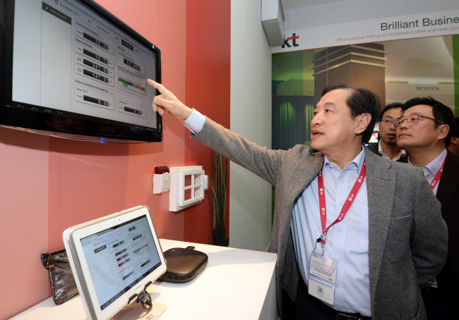 LG Uplus CEO Lee Sang-chul visits the booth of KT, Korea’s second-largest telecommunications firm, at the Mobile World Congress 2014 in Barcelona on Tuesday.   LG Uplus