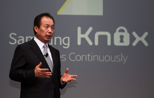 Samsung Electronics’ mobile chief Shin Jong-kyun speaks Tuesday at the “Samsung Enterprise Mobility Media Event,” in which Samsung unveiled the Knox 2.0 security solution at the Mobile World Congress in Barcelona, Spain.    Samsung Electronics