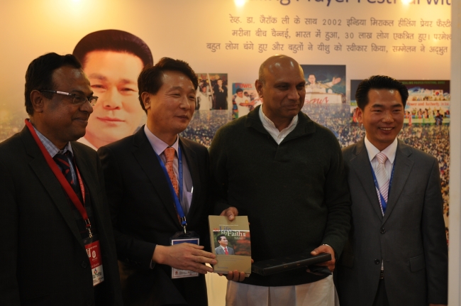 Pastor Lee Jae-rock (second from left) of Manmin Central Church poses with Mangapati Pallam Raju (second from right), minister of human resource development of India, at Urim Books’ booth at the New Delhi World Book Fair 2014.   Urim Books