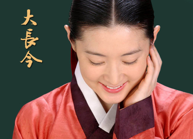 이영애(영화배우/탤런트)
한국 작가가 국내 방송사상 최초로 중국 TV 드라마의 극본을 맡았다. TV 드라마 ‘명성황후’ ‘신돈’ ‘욕망의 불꽃’ 등으로 유명한 중견 방송작가 정하연(69)이 그 주인공이다. 정 작가는 “중국 방송계의 의뢰를 받고 지난해 가을부터 중국 TV 드라마 ‘천년의 밥상’을 집필 중”이라고 최근 헤럴드경제와 가진 전화인터뷰에서 처음으로 밝혔다.