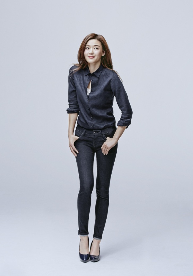 전지현(왕지현/영화배우)
글로벌 SPA 브랜드 유니클로(UNIQLO)가 유니클로의 새로운 모델로 배우 강동원과 전지현을 선정했다고 26일 밝혔다.
[사진제공=유니클로]