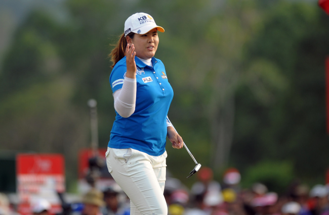 박인비(골퍼/KB금융그룹)
SINGAPORE (AFP) ― Park In-bee admitted she was resigned to the prospect of losing the world’s top ranking with Suzann Pettersen breathing down her neck at this week’s HSBC Women’s Champions in Singapore.
Korea’s Park In-bee   Penta-Yonhap